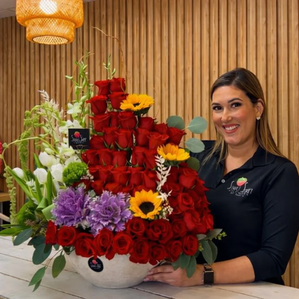 Arreglo alto de rosas rojas y girasoles en base de cerámica, entregado en Valledupar