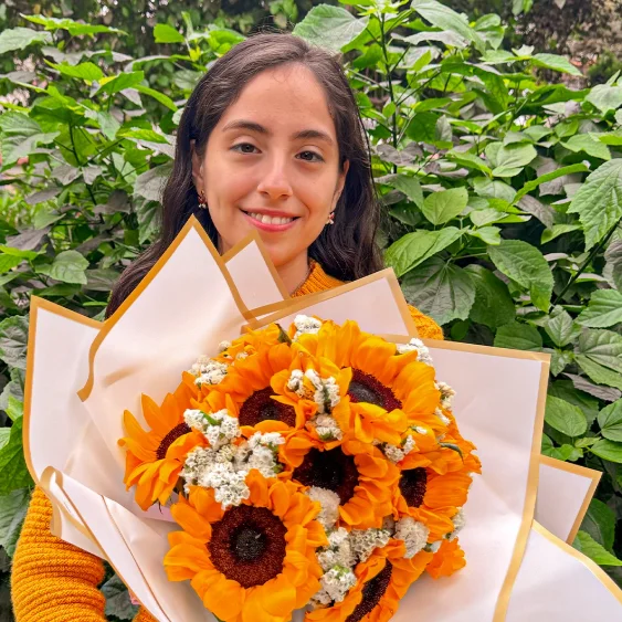 Una clienta recibe su ramo de girasoles