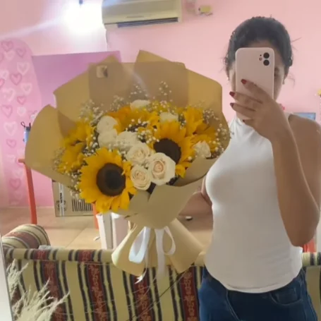 Girasoles y rosas blancas en papel kraft, entregado en Valledupar