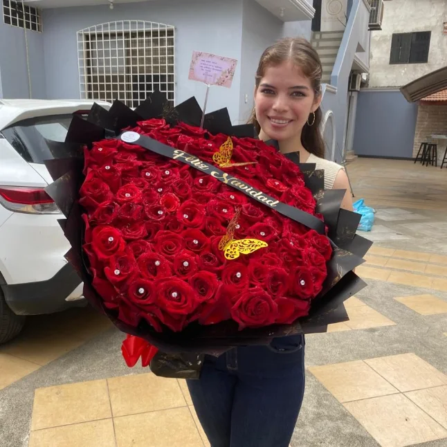 Ramo gigante de rosas rojas con cinta «Feliz Navidad», entregado en Valledupar