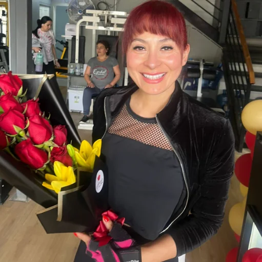 Rosas rojas y lirios amarillos en papel negro, entregado en Valledupar