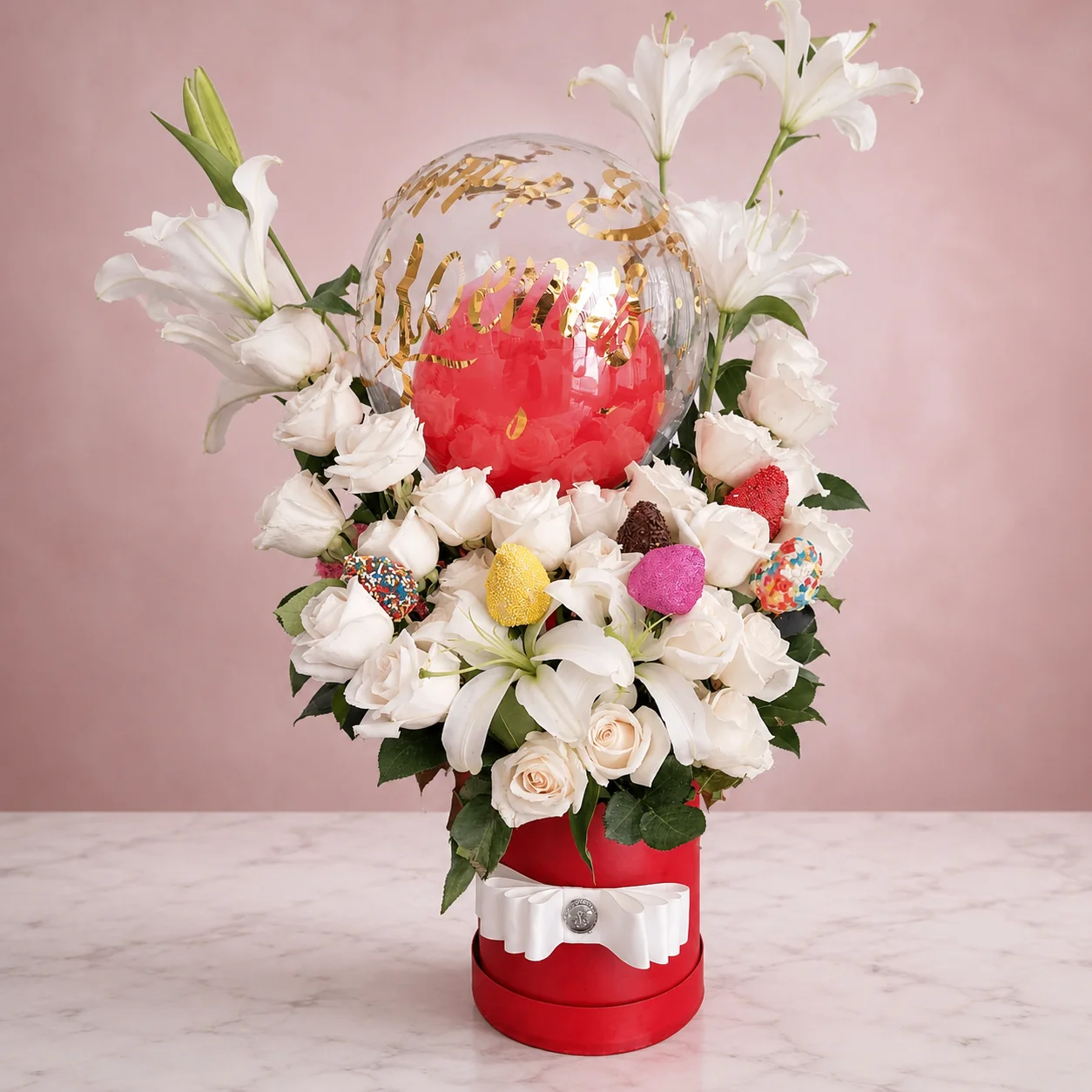 REF. 010, Sombrerera Roja con Lirios y Fresas Achocolatadas