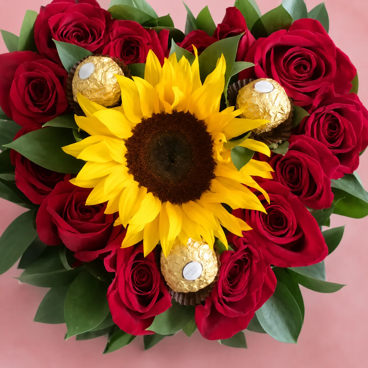 REF. 014, Corazón de Rosas Rojas con Girasol