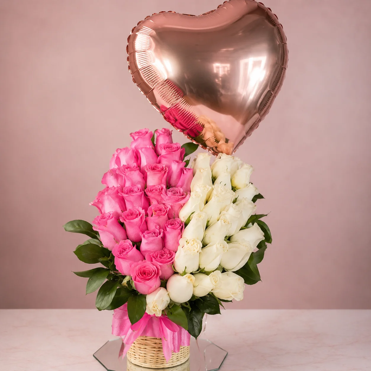 REF. 015, arreglo bicolor de rosas rosadas y blancas con globo corazón