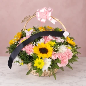 Canasta de Girasol con Claveles Rosados y Margaritas