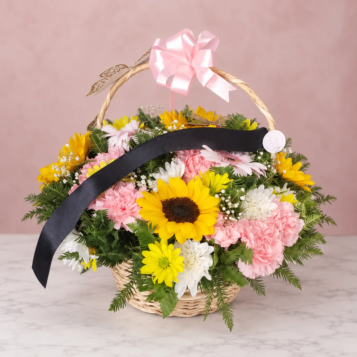 REF. 027, Canasta de Girasol con Claveles Rosados y Margaritas