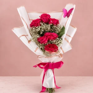 Bouquet Blanco con Rosas Fucsia y Mariposa