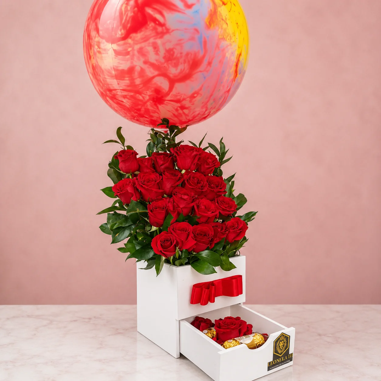 REF. 008, caja cajonera de rosas rojas y Ferrero con globo burbuja